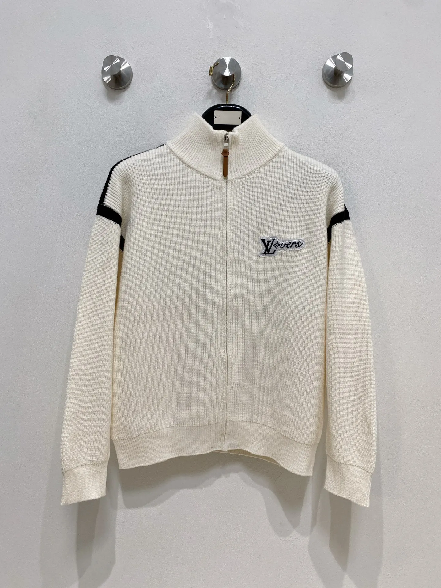 🅿️540 LV autumn and winter classic cardigan sweater, in full condition! ! ! Wool blended fabric, the latest model in 2025, golden ratio! ! Slim-fitting soft gold, versatile and practical item, the combination and practicality are extremely powerful, simple and elegant, and classy! To create your own style, it is highly recommended to buy it in two colors. The standard slim fit tailoring process is suitable for both young and old men. It is knitted from wool and will not cause any discomfort! While keeping warm, it is stylish, textured and wearable, and the classic logo with contrasting colors on the chest feels in place! ! Recommended for regular customers! ! Size M-3XL (maximum wear: 190 pounds)